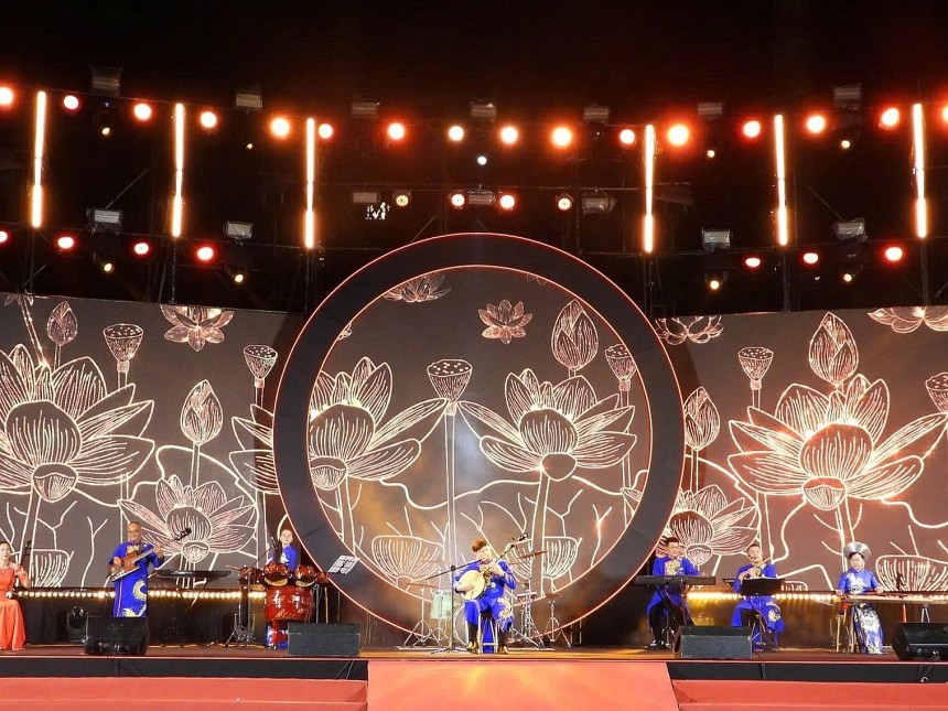 TP. HCM: Người dân nô nức du xuân, ngắm hoa kiểng tại công viên Tao Đàn