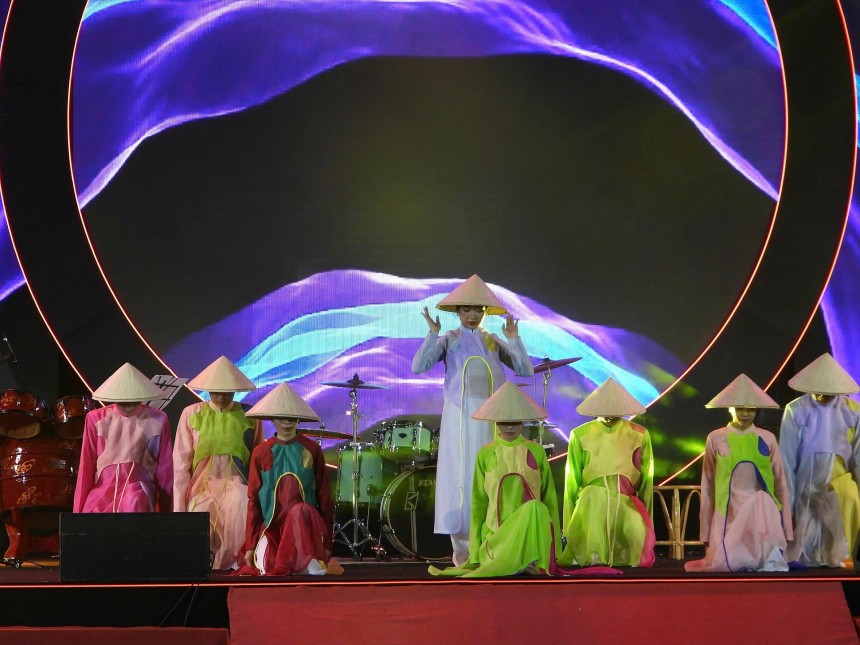 TP. HCM: Người dân nô nức du xuân, ngắm hoa kiểng tại công viên Tao Đàn