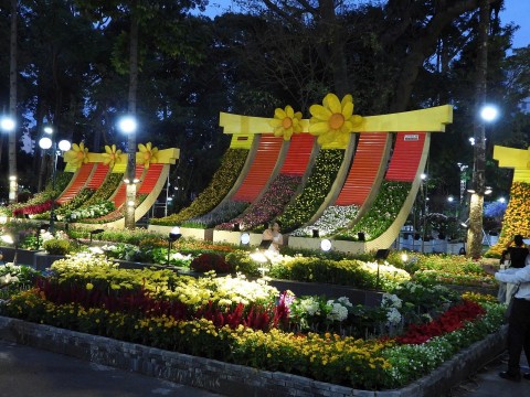 tp hcm nguoi dan no nuc du xuan ngam hoa kieng tai cong vien tao dan