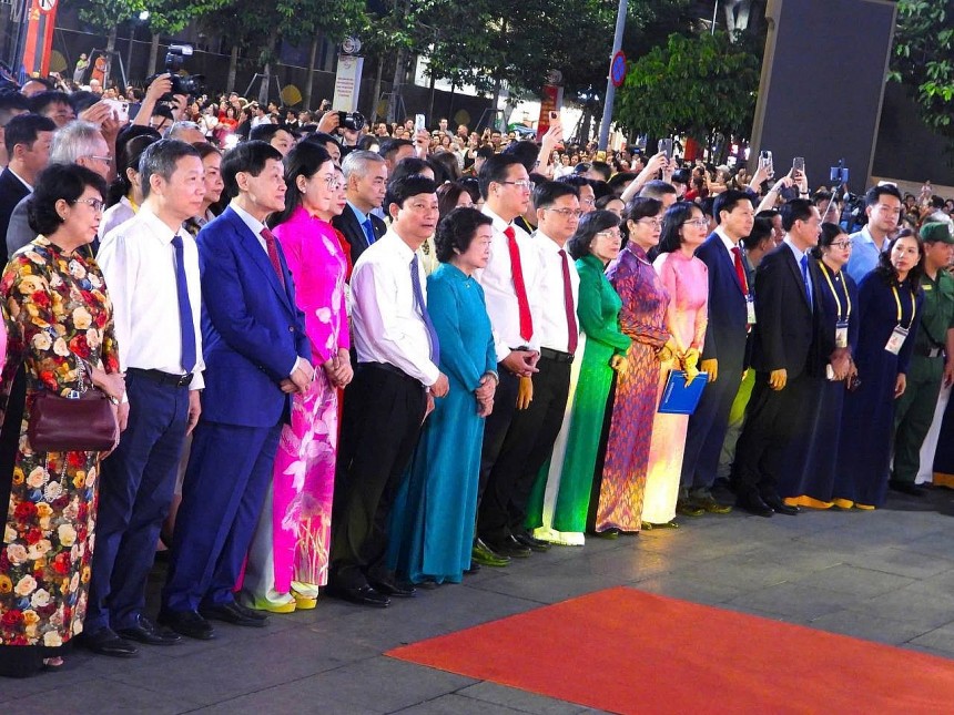 Lãnh đạo, nguyên lãnh đạo TP. HCM cùng đại diện các sở, ngành, đại diện cơ quan ngoại giao, lãnh sự quán tại thành phố dự lễ khai mạc