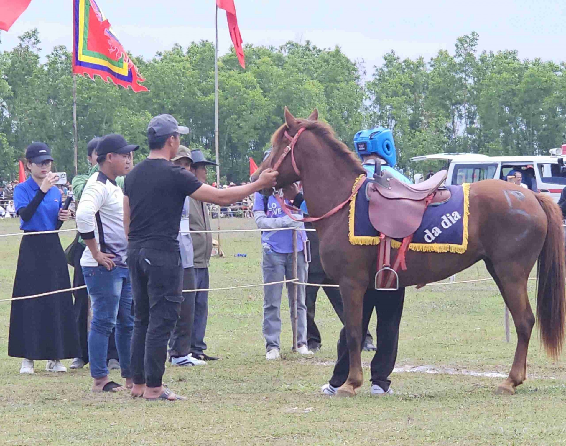 Sôi động Hội đua ngựa Gò Thì Thùng Xuân Bính Ngọ 2026 vang vó chiến mã, dậy khí thế đầu năm