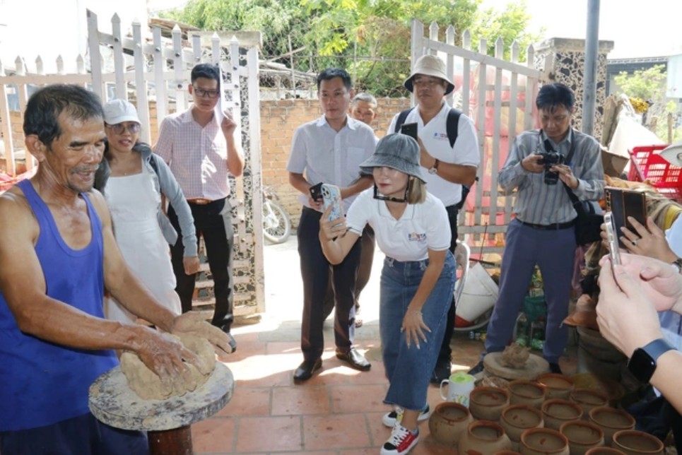 Gốm Bình Đức - Di sản sống của người Chăm trước nguy cơ mai một