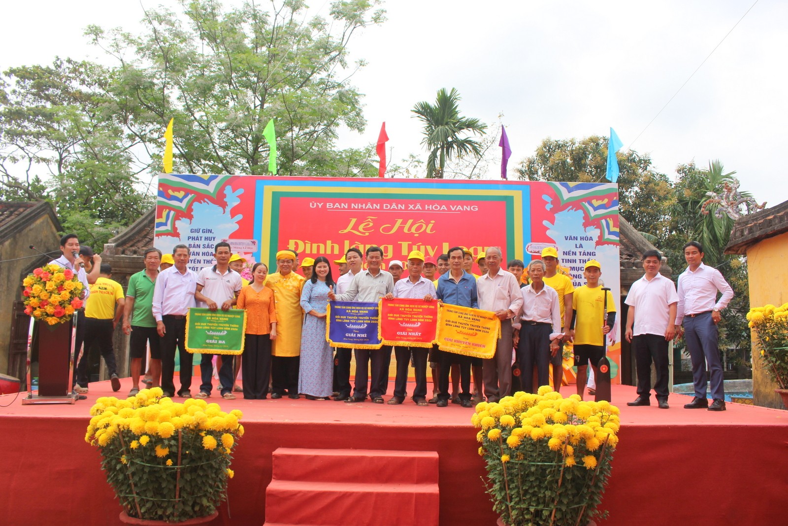 Đầu xuân đi xem lễ hội đình làng cổ 500 năm tuổi Đầu xuân đi xem lễ hội đình làng cổ 500 năm tuổi