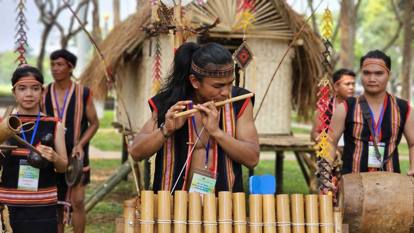 Chương trình còn tạo điều kiện để các nghệ nhân thể hiện bản sắc văn hóa dân tộc. Chương trình còn tạo điều kiện để các nghệ nhân thể hiện bản sắc văn hóa dân tộc.