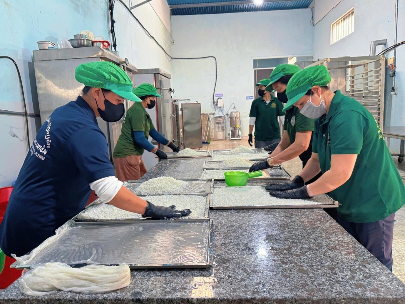 Quy trình chế biến được kiểm soát nghiêm ngặt, tuân thủ các tiêu chuẩn an toàn thực phẩm. Quy trình chế biến được kiểm soát nghiêm ngặt, tuân thủ các tiêu chuẩn an toàn thực phẩm.