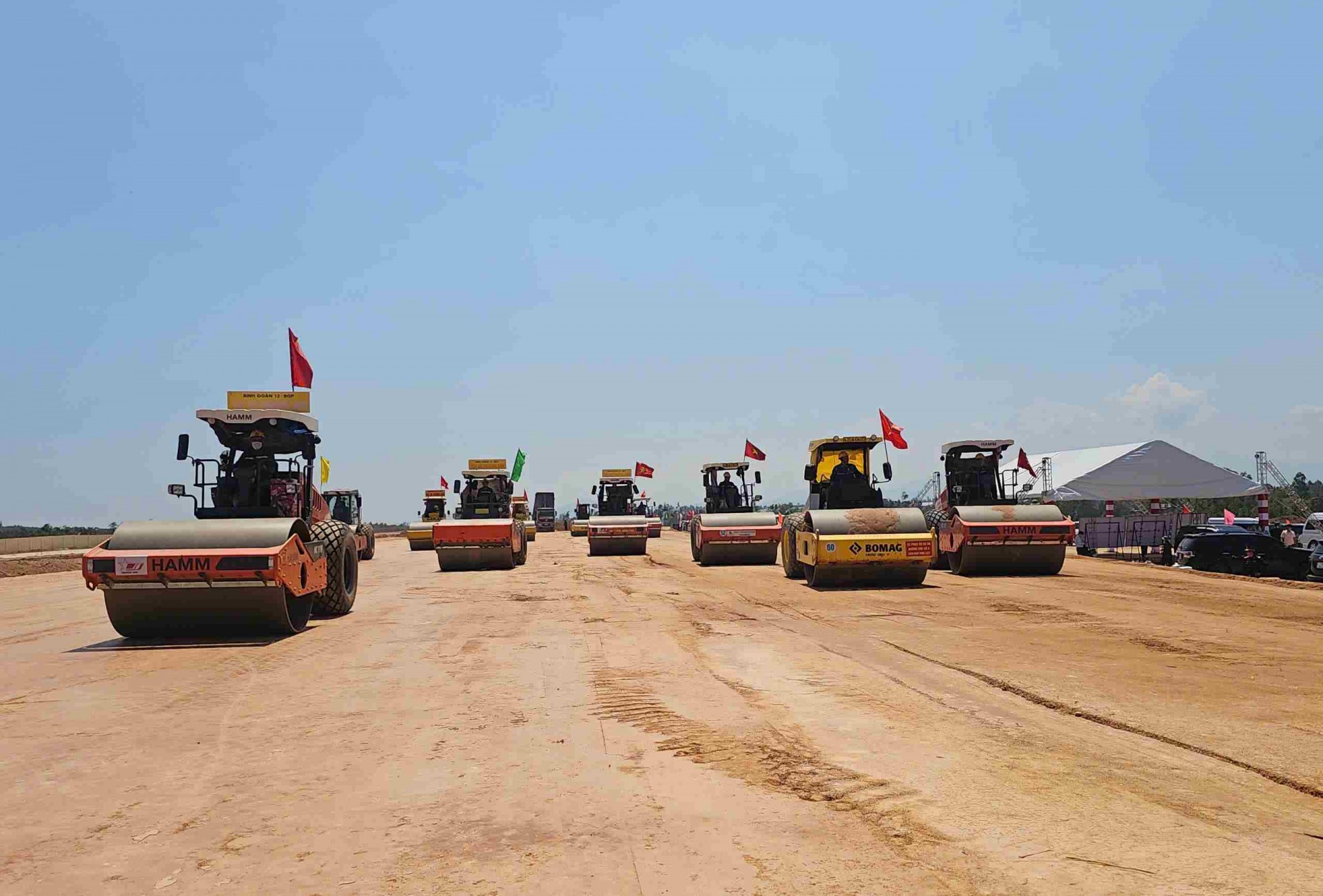 Thủ tướng Phạm Minh Chính kiểm tra hai dự án hạ tầng trọng điểm tại Gia Lai: Thúc tiến độ, siết chất lượng, mở không gian phát triển mới