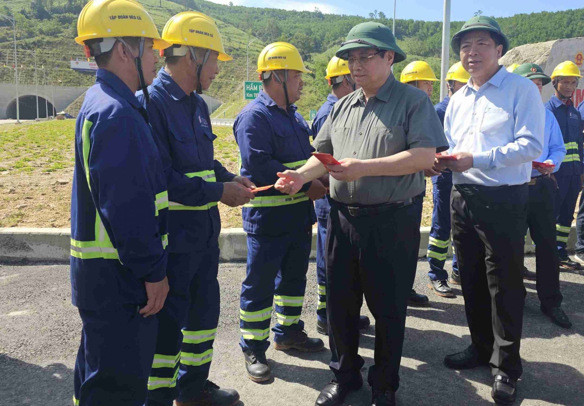 Thủ tướng Phạm Minh Chính kiểm tra hai dự án hạ tầng trọng điểm tại Gia Lai: Thúc tiến độ, siết chất lượng, mở không gian phát triển mới