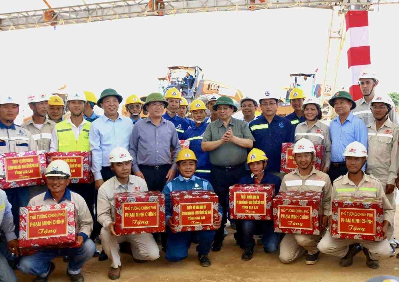 Thủ tướng Phạm Minh Chính kiểm tra hai dự án hạ tầng trọng điểm tại Gia Lai: Thúc tiến độ, siết chất lượng, mở không gian phát triển mới