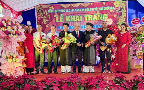 kieu ky trang trong to chuc le te to khai trang ton vinh cac the he nghe nhan quy vang bac