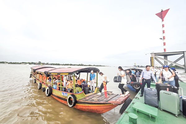 Bến cảng hành khách Vĩnh Long đón du khách.