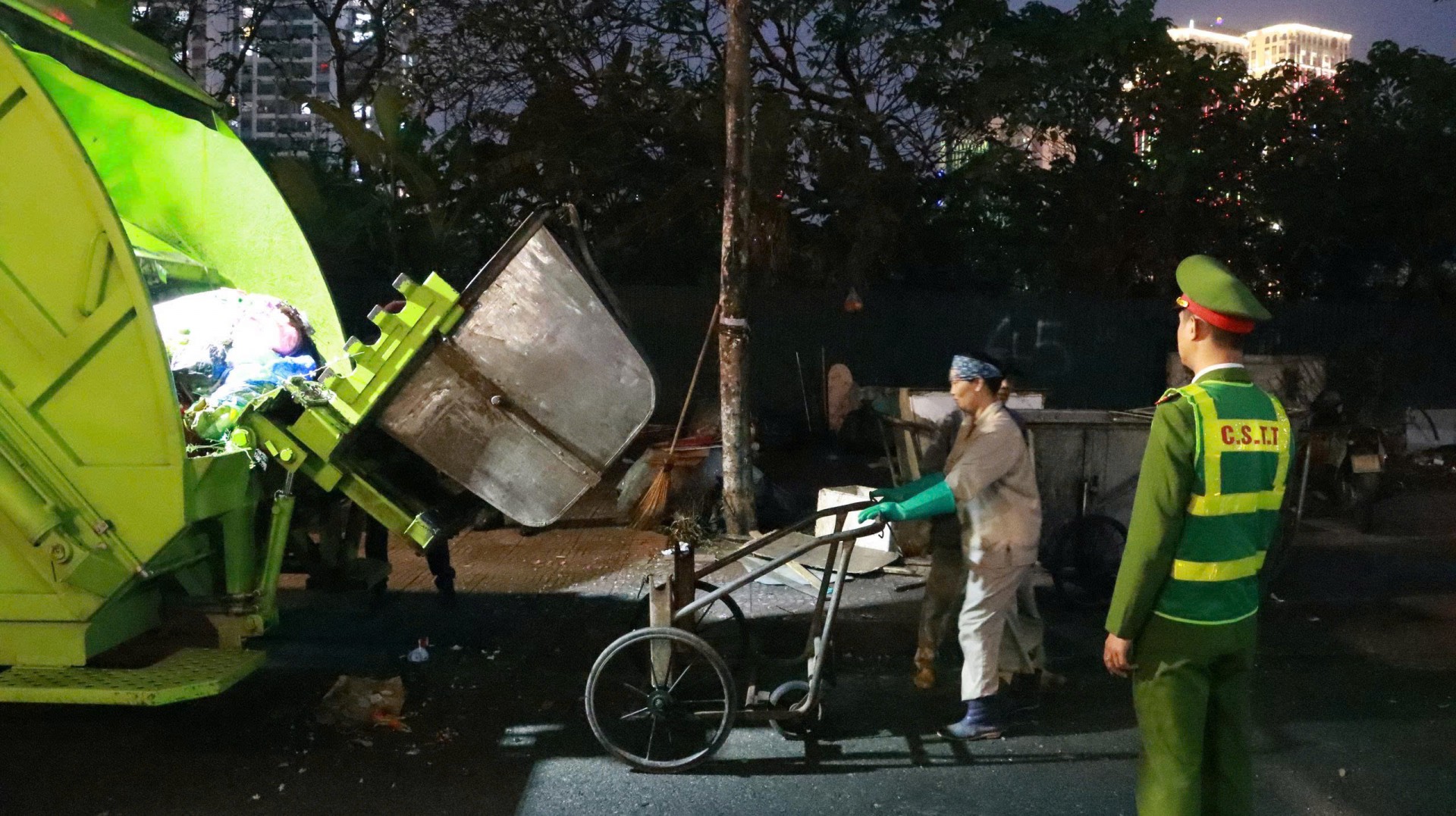 Tây Hồ tăng cường kiểm tra công tác thu gom rác thải