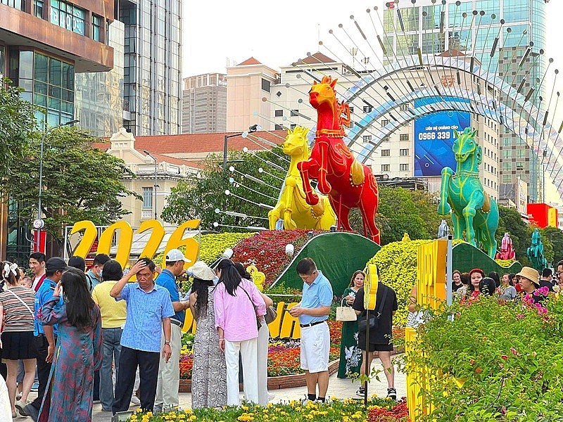 Đường hoa phố đi bộ Nguyễn Huệ thu hút hơn 1,8 triệu lượt khách đến tham quan Đường hoa phố đi bộ Nguyễn Huệ thu hút hơn 1,8 triệu lượt khách đến tham quan