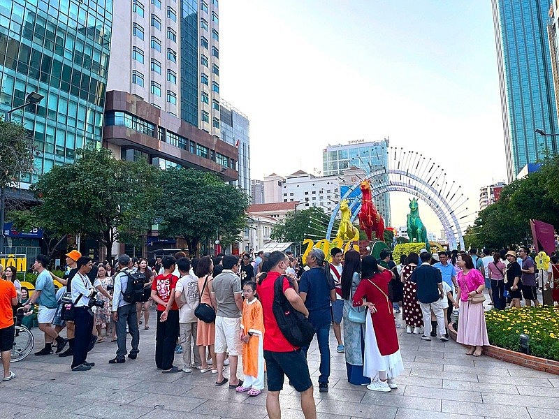 Đông đảo người dân đến tham quan Đường hoa Nguyễn Huệ xuyên suốt vào dịp Tết Nguyên Đán Đông đảo người dân đến tham quan Đường hoa Nguyễn Huệ xuyên suốt vào dịp Tết Nguyên Đán