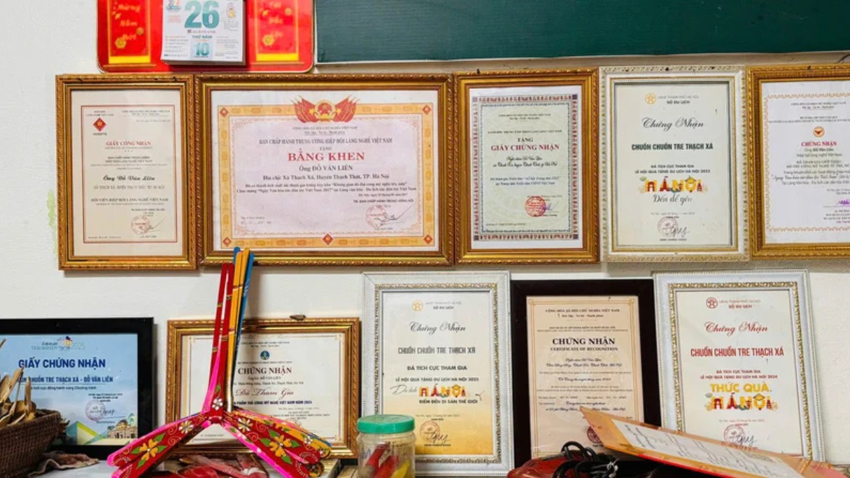 Góc trưng bày thành tích và chứng nhận tham gia hoạt động quảng bá của cơ sở sản xuất chuồn chuồn tre Liên Xoan. Ảnh: Nhật Chi