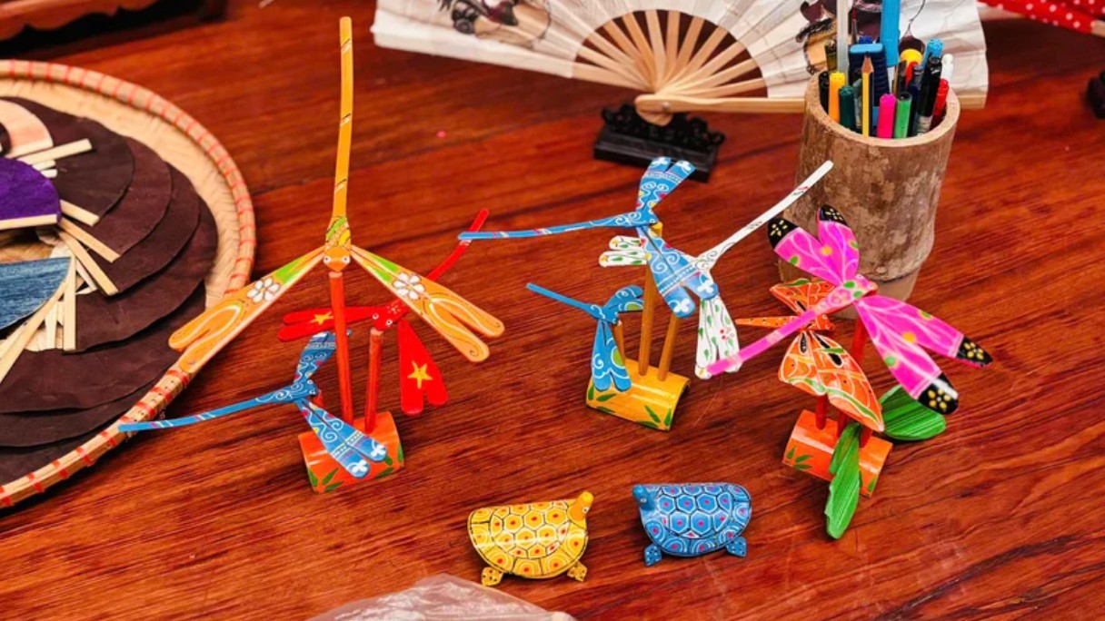 Những cánh chuồn chuồn tre ở làng nghề Thạch Xá