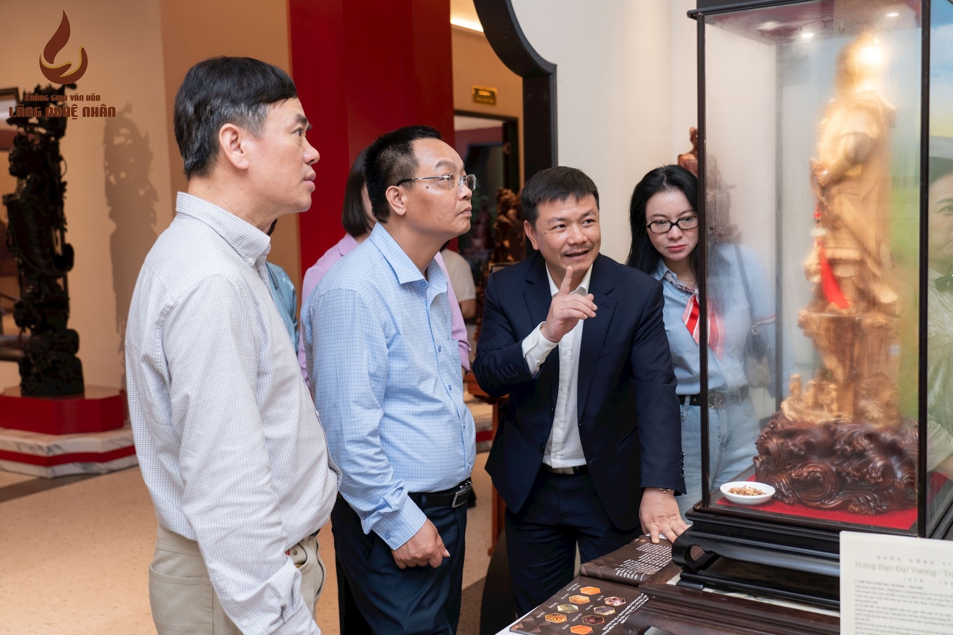 Ông Lại Mạnh Cường – Phó Chủ tịch UBND xã Thư Lâm (thứ hai từ phải sang) đang giới thiệu về sản phẩm đồ gỗ truyền thống. Ông Lại Mạnh Cường – Phó Chủ tịch UBND xã Thư Lâm (thứ hai từ phải sang) đang giới thiệu về sản phẩm đồ gỗ truyền thống.