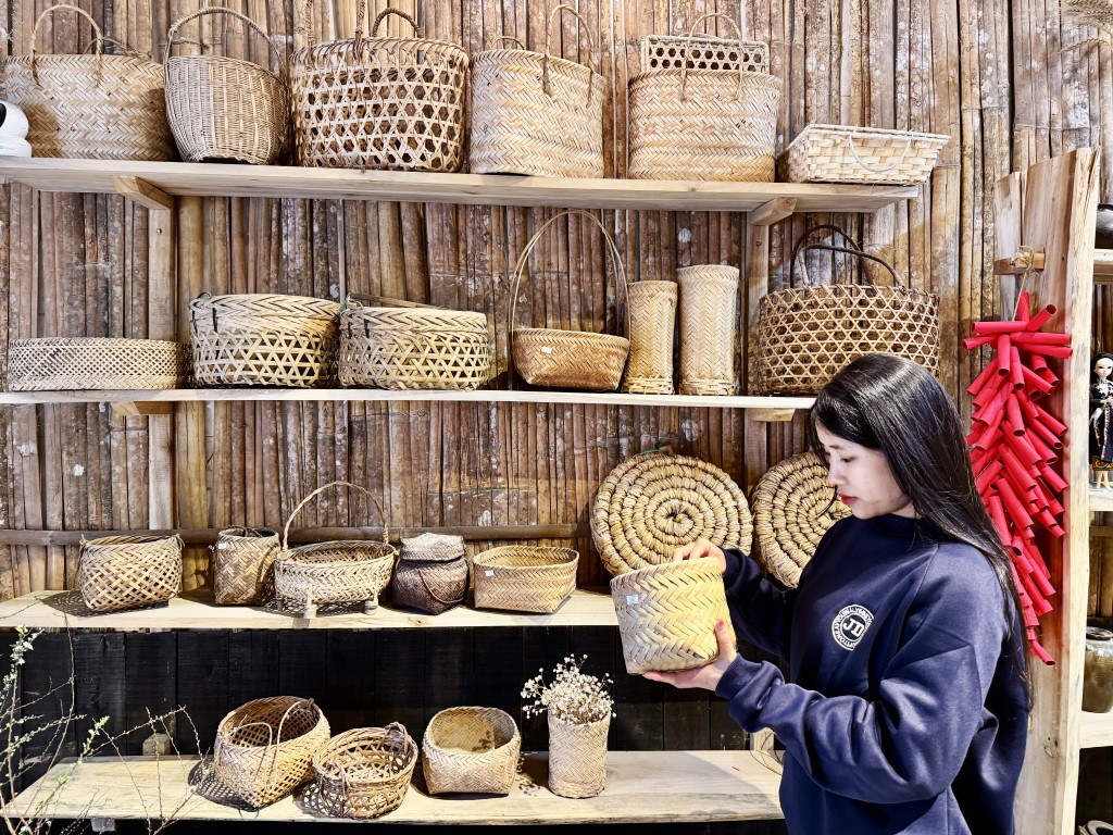 Các sản phẩm mây tre đan được bày bán tại nhiều cửa hàng. Các sản phẩm mây tre đan được bày bán tại nhiều cửa hàng.