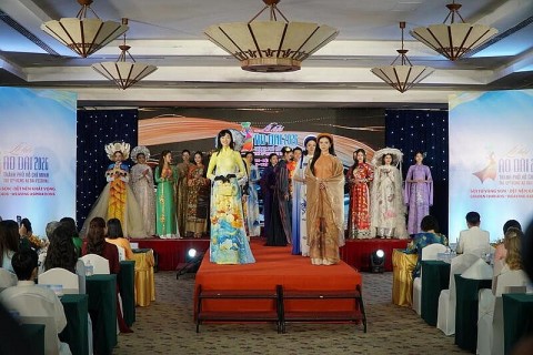 ao dai truyen thong thang hoa giua long thanh pho mang ten bac