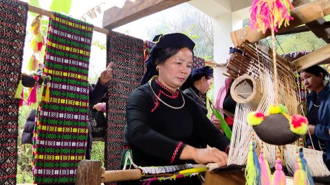 phu nu thuong lam gin giu va nang tam nghe det tho cam