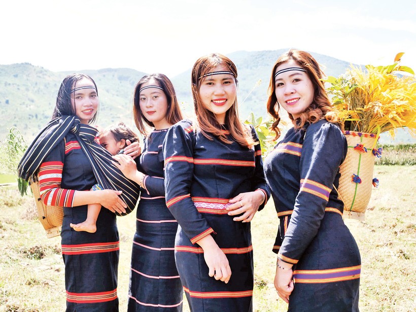 Sắc thổ cẩm Tây Nguyên bền bỉ cùng năm tháng