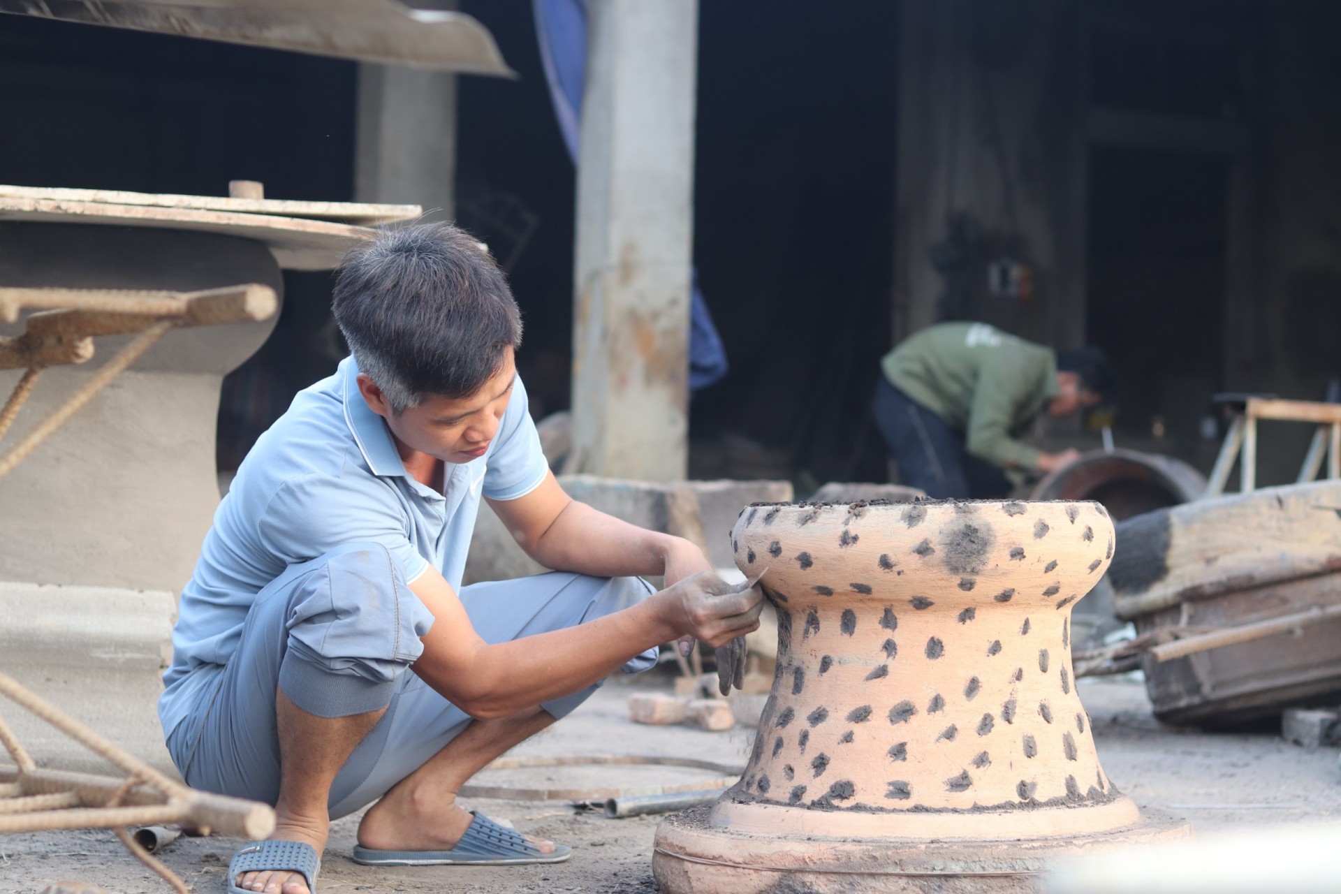 Người trẻ giữ hồn nghề đúc đồng Trà Đông