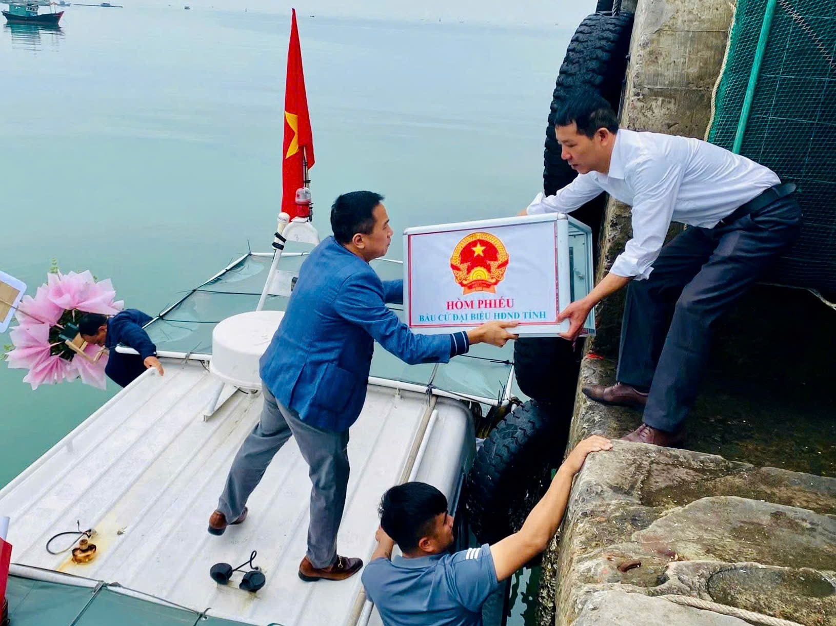 Quảng Ninh rực rỡ cờ hoa, sẵn sàng cho ngày Hội bầu cử Quảng Ninh rực rỡ cờ hoa, sẵn sàng cho ngày Hội bầu cử