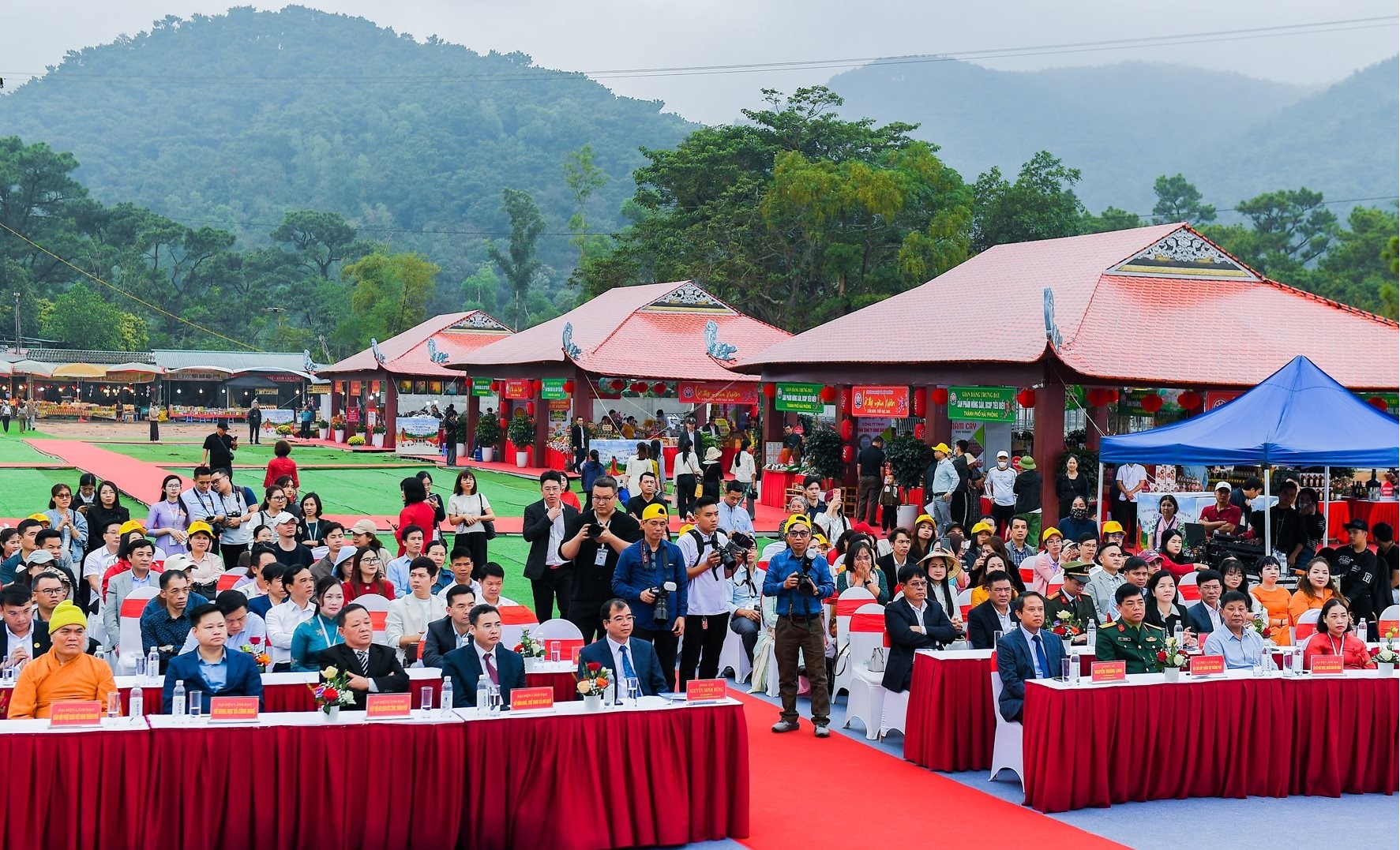 Tôn vinh, xúc tiến thương mại các sản phẩm tiêu biểu và tinh hoa làng nghề