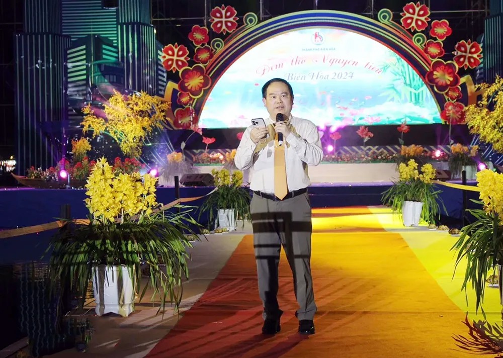 Ông Quản Minh Cường, Bí thư Tỉnh ủy Quảng Ninh đọc thơ tại Đêm thơ Nguyên tiêu