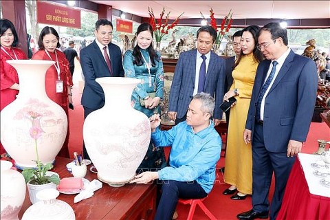 ton vinh xuc tien thuong mai cac san pham tieu bieu va tinh hoa lang nghe