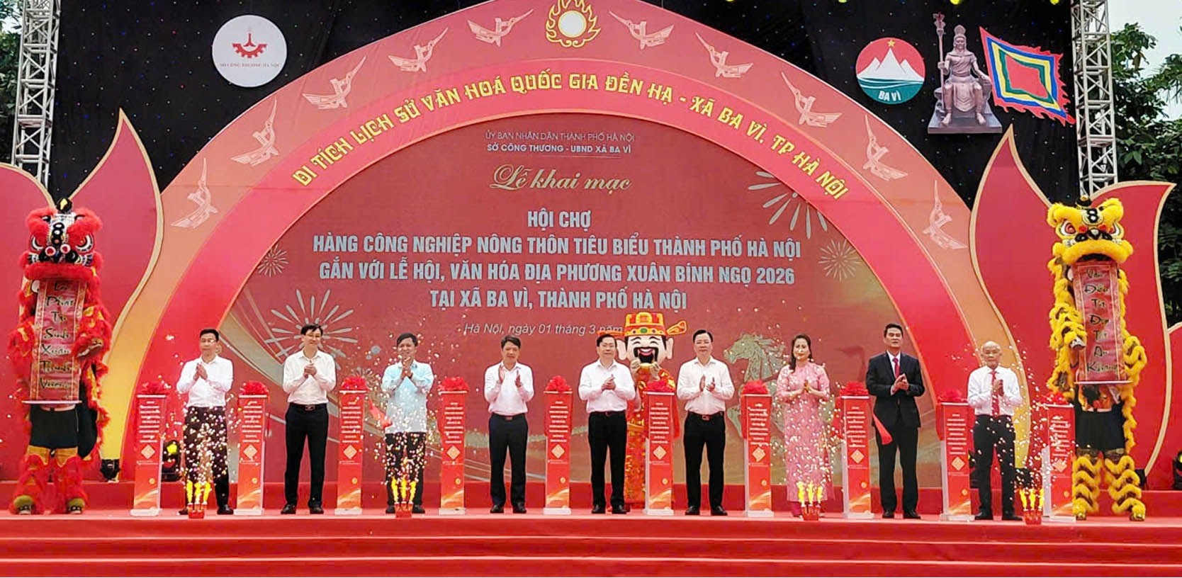 Khai mạc Hội chợ hàng công nghiệp nông thôn tiêu biểu Xuân Bính Ngọ 2026 tại xã Ba Vì. Ảnh: Hoài Nam