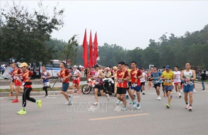 Gần 1.000 vận động viên tham gia Giải bán marathon “Côn Sơn - Kiếp Bạc: Hành trình di sản thế giới”