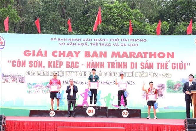 Gần 1.000 vận động viên tham gia Giải bán marathon “Côn Sơn - Kiếp Bạc: Hành trình di sản thế giới”