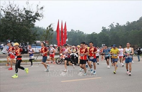 gan 1000 van dong vien tham gia giai ban marathon con son kiep bac hanh trinh di san the gioi