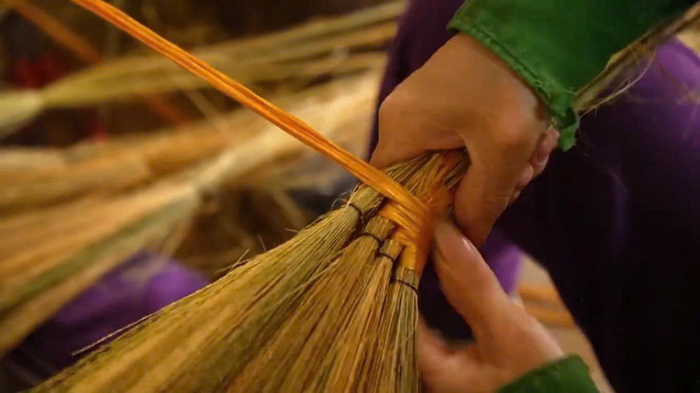 Phát triển làng nghề chổi đót Tam Quang trong diện mạo hành chính mới