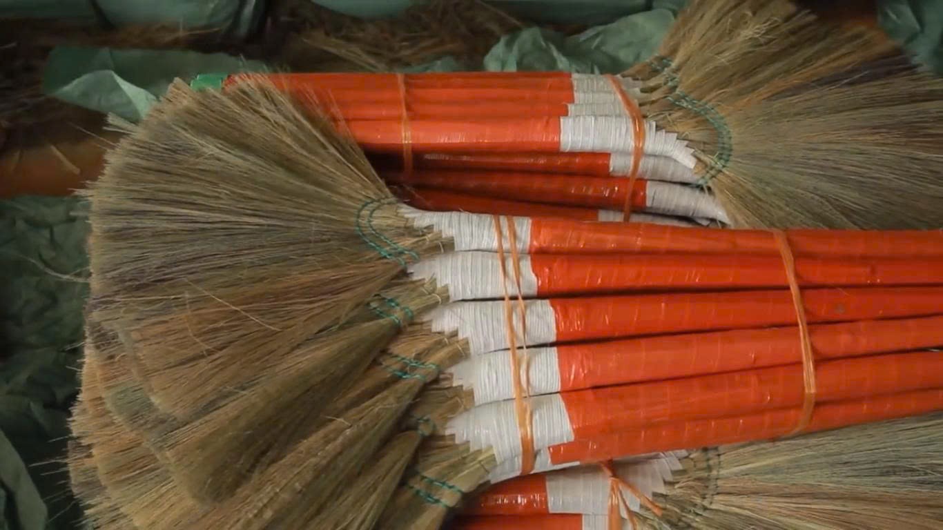 Phát triển làng nghề chổi đót Tam Quang trong diện mạo hành chính mới