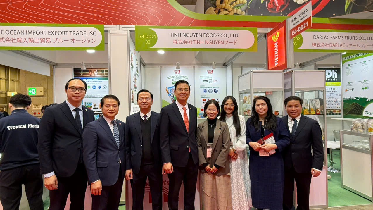 Đại diện BTC (cán bộ Agritrade) chụp ảnh giao lưu với các gian hàng