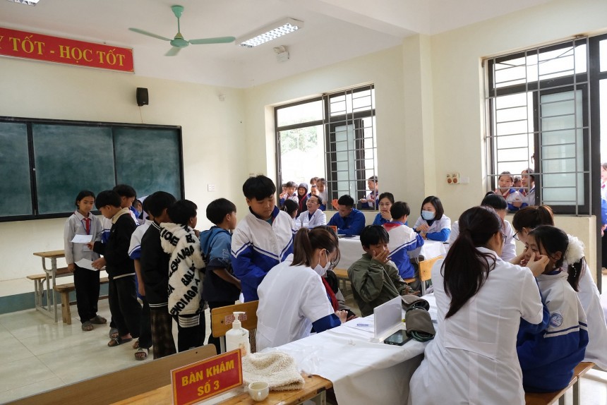 Đoàn Thanh niên Bệnh viện ĐK Nga Sơn đã tổ chức thành công chương trình khám bệnh, cấp phát thuốc miễn phí và tặng quà cho các em học sinh tại trường THCS bán trú Pù Nhi, xã Pù Nhi, tỉnh Thanh Hóa.