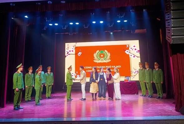 Học sinh các trường tham gia giao lưu, chia sẻ trước những tình huống giả lập của Ban tổ chức