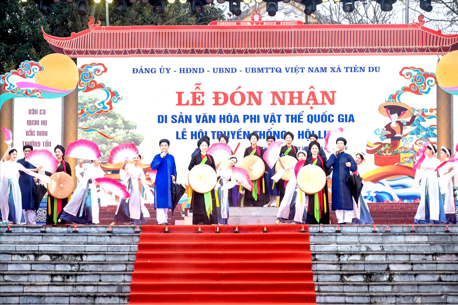 Các đồng chí lãnh đạo tỉnh Bắc Ninh trao Chứng nhận Di sản Văn hóa Phi Vật thể Quốc gia lễ hội truyền thống - Lễ hội Lim cho lãnh đạo 2 xã Liên Bão và Tiên Du.