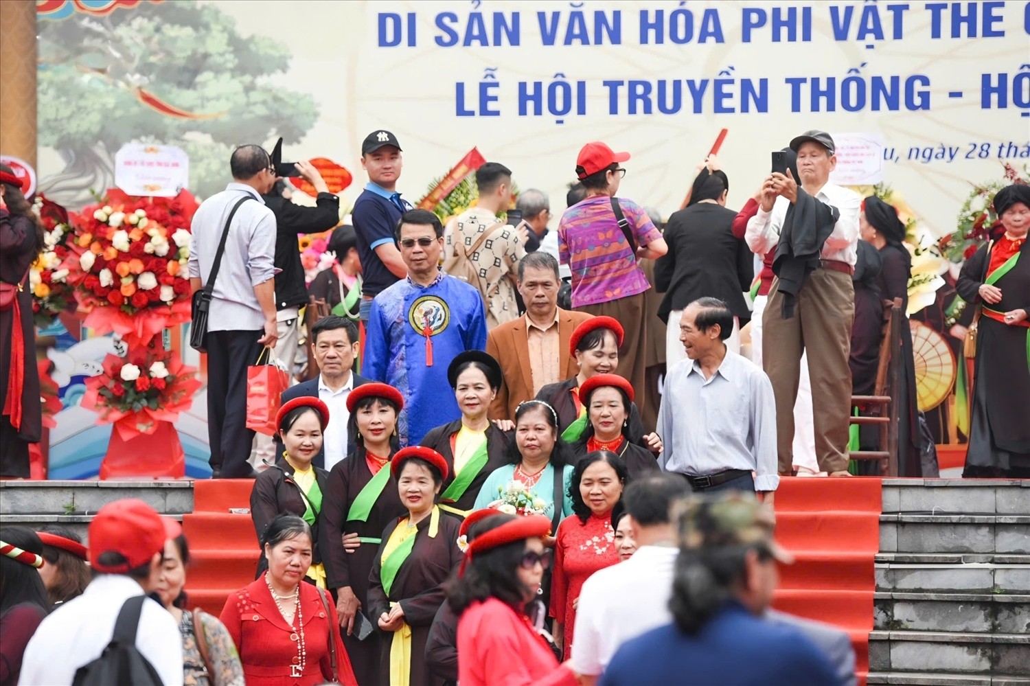 Đến hẹn lại lên, đông đảo người dân, du khách trẩy hội Lim đầu Xuân.Ảnh: ITN