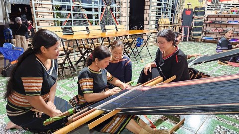 nguoi giu lua nghe det tho cam jrai