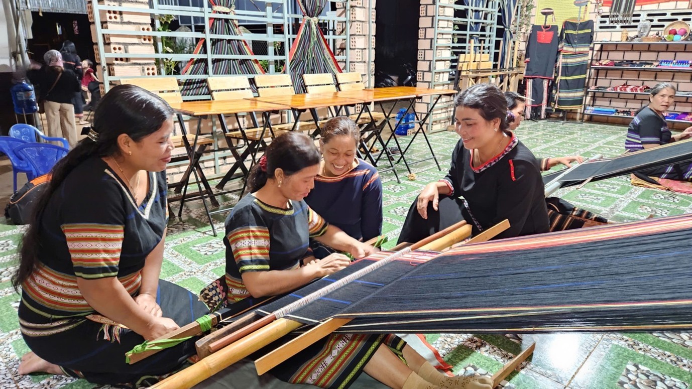 Người “giữ lửa” nghề dệt thổ cẩm Jrai