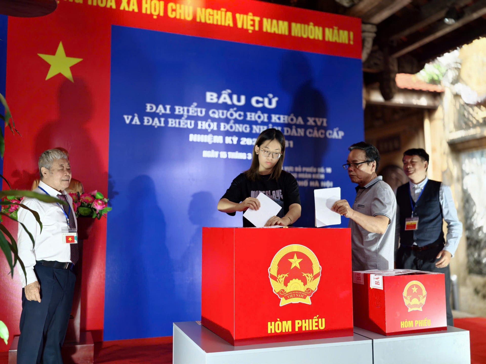 Cử tri phường Hoàn Kiếm phấn khởi tham gia Ngày hội bầu cử