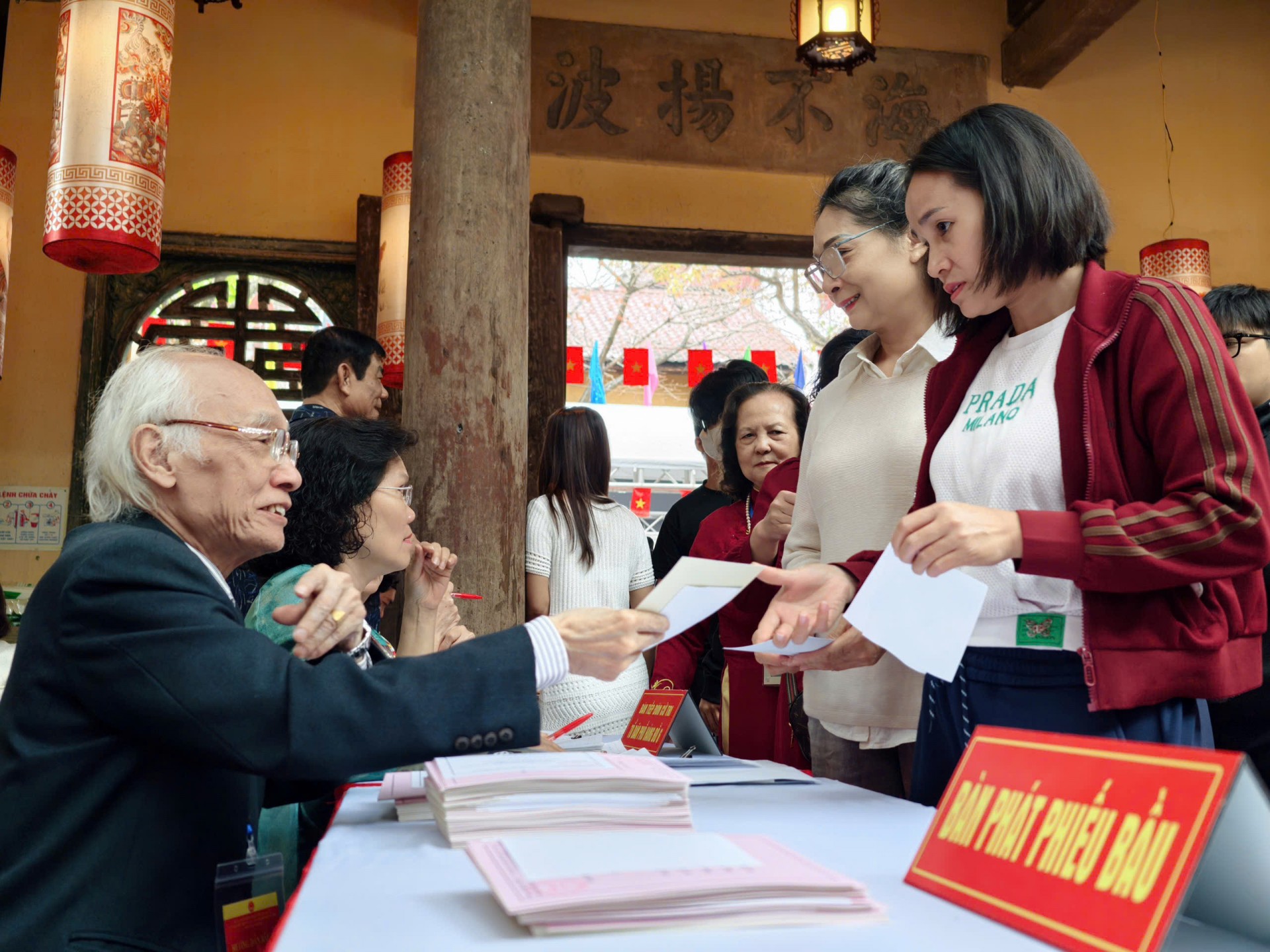 Cử tri phường Hoàn Kiếm phấn khởi tham gia Ngày hội bầu cử