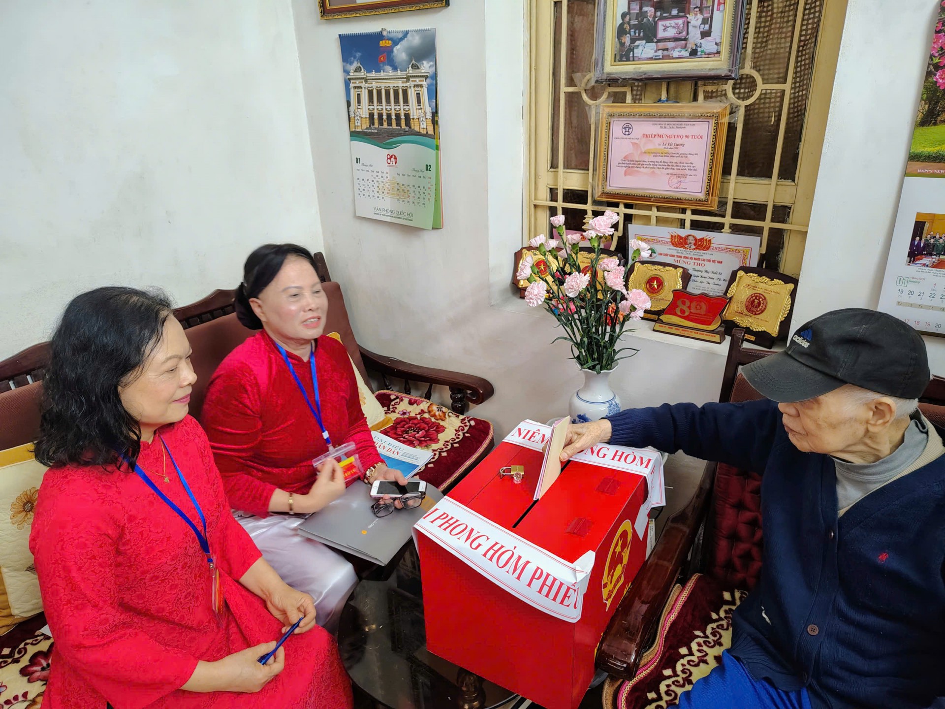 Cử tri phường Hoàn Kiếm phấn khởi tham gia Ngày hội bầu cử