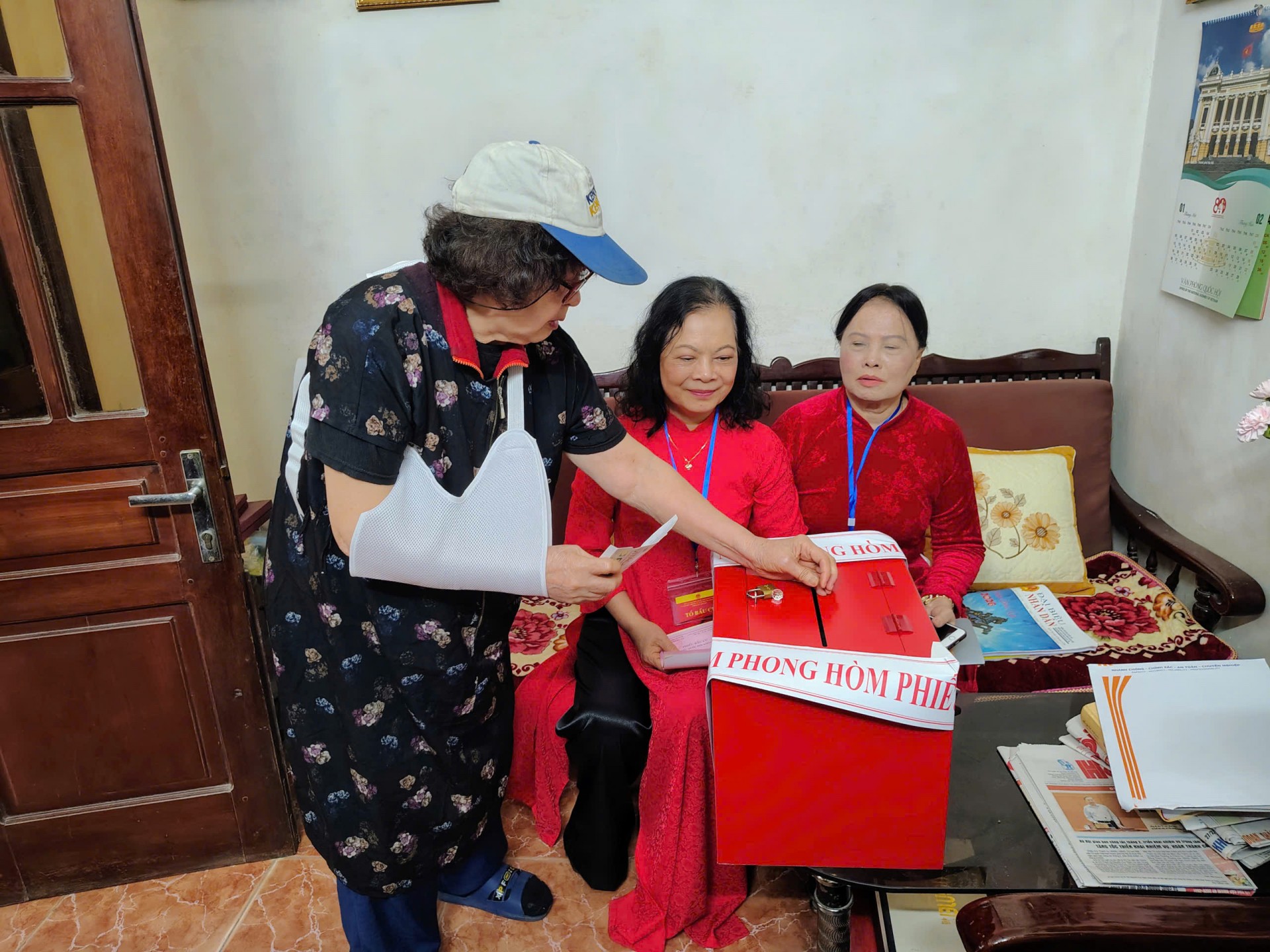 Cử tri phường Hoàn Kiếm phấn khởi tham gia Ngày hội bầu cử