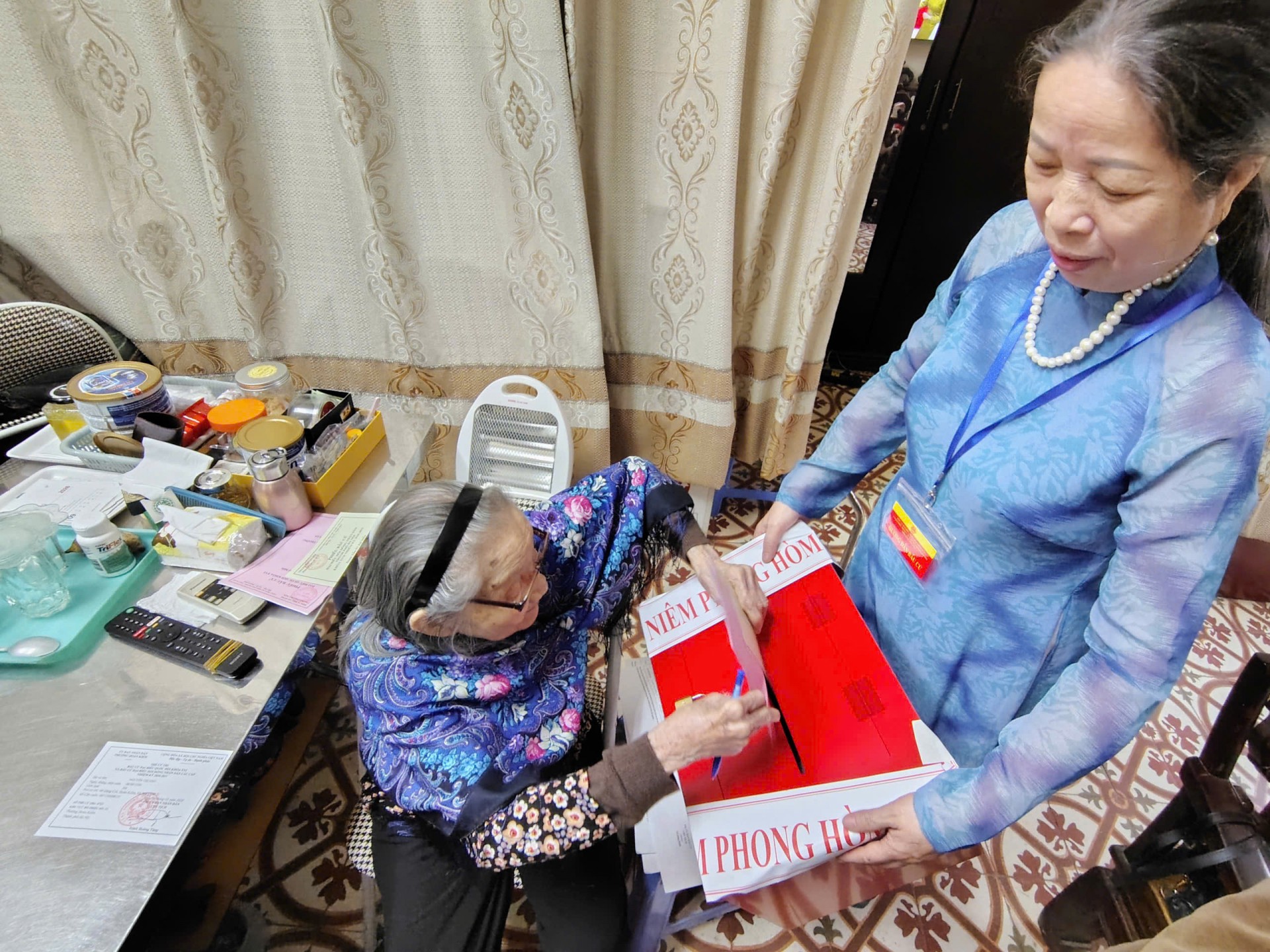 Cử tri phường Hoàn Kiếm phấn khởi tham gia Ngày hội bầu cử