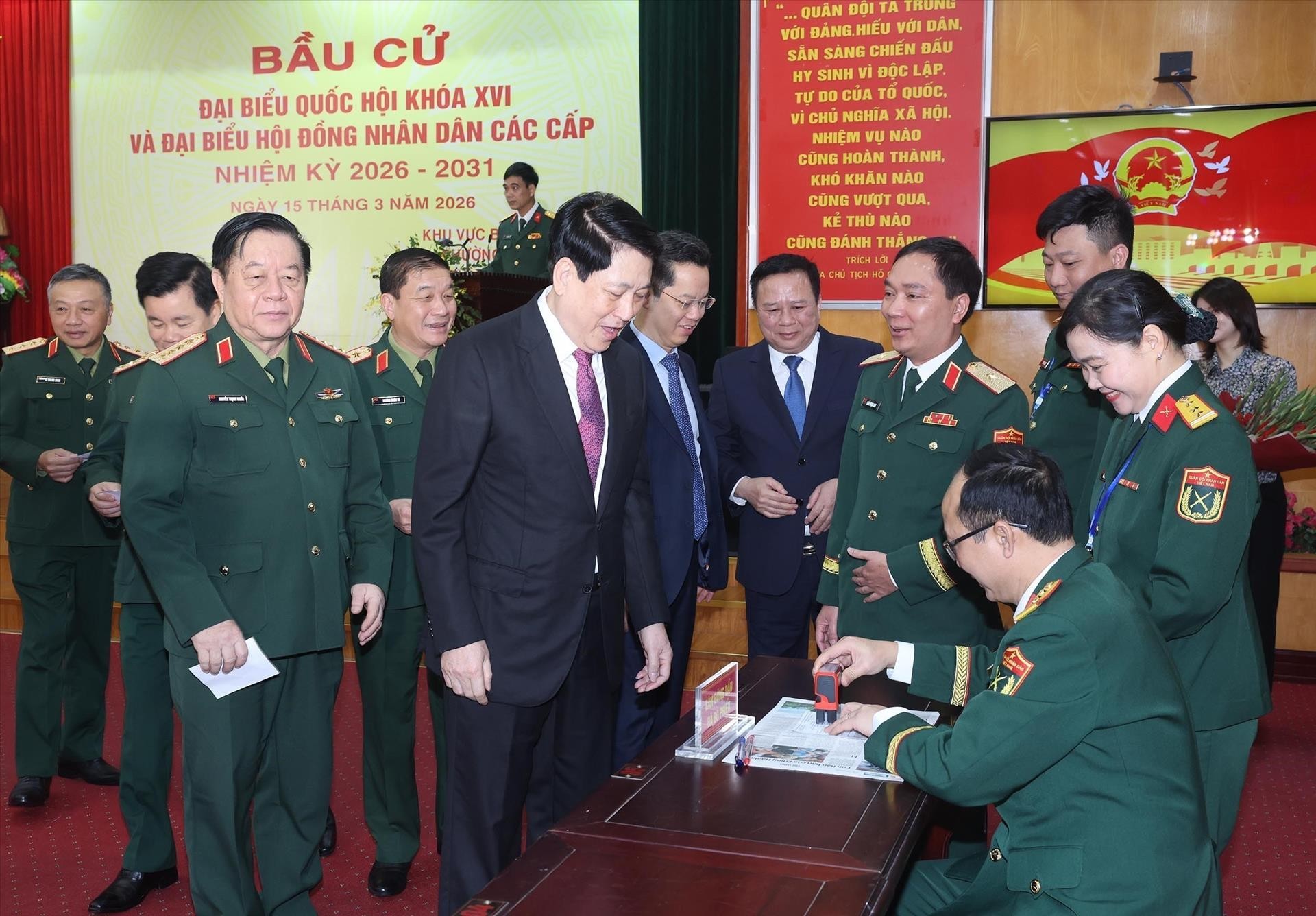 Cử tri phường Hoàn Kiếm phấn khởi tham gia Ngày hội bầu cử