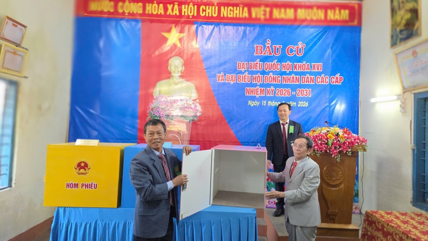 Kiểm tra và thực hiện thủ tục niêm phong thùng phiếu theo quy định, bảo đảm tính công khai, minh bạch của công tác bầu cử.