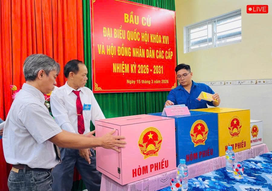 Gia Lai: Hơn 2,6 triệu cử tri nô nức đi bầu cử, Lãnh đạo Trung ương và địa phương bỏ lá phiếu đầu tiên